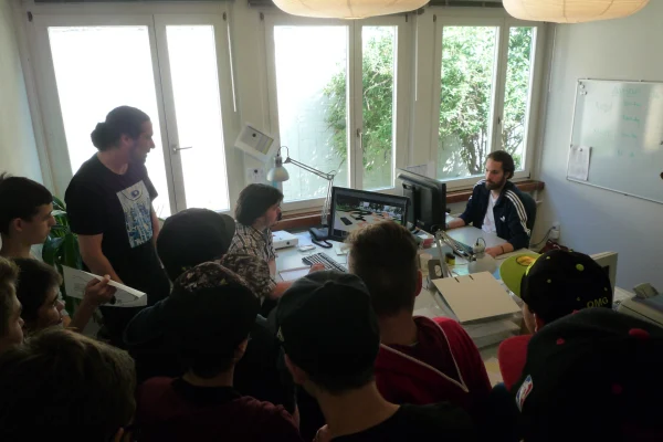 Atelier jeunesse pour la planification et le montage d'une micro-rampe chez Vertical Technik AG à Frenkendorf.