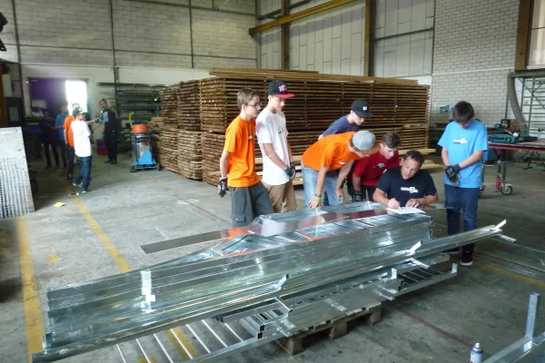 Atelier jeunesse pour la planification et le montage d'une micro-rampe chez Vertical Technik AG à Frenkendorf.