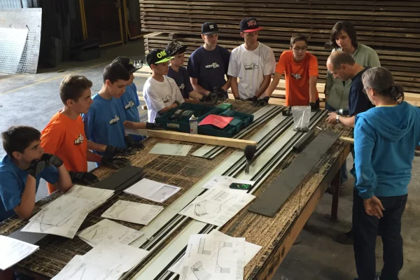 Atelier jeunesse pour la planification et le montage d'une micro-rampe chez Vertical Technik AG à Frenkendorf.