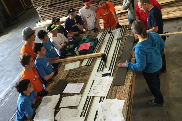 Atelier jeunesse pour la planification et le montage d'une micro-rampe chez Vertical Technik AG à Frenkendorf.