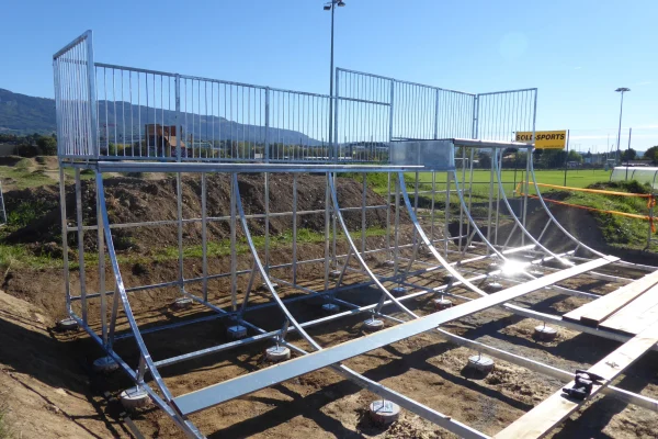 plan-les-ouates-miniramp-montage-stahlkonstruktion Miniramp- und Spine-Skateanlage in Plan-les-Ouates von Vertical Technik.
