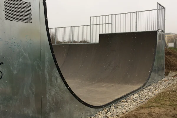 plan-les-ouates-miniramp-seitenansicht Miniramp- und Spine-Skateanlage in Plan-les-Ouates von Vertical Technik.