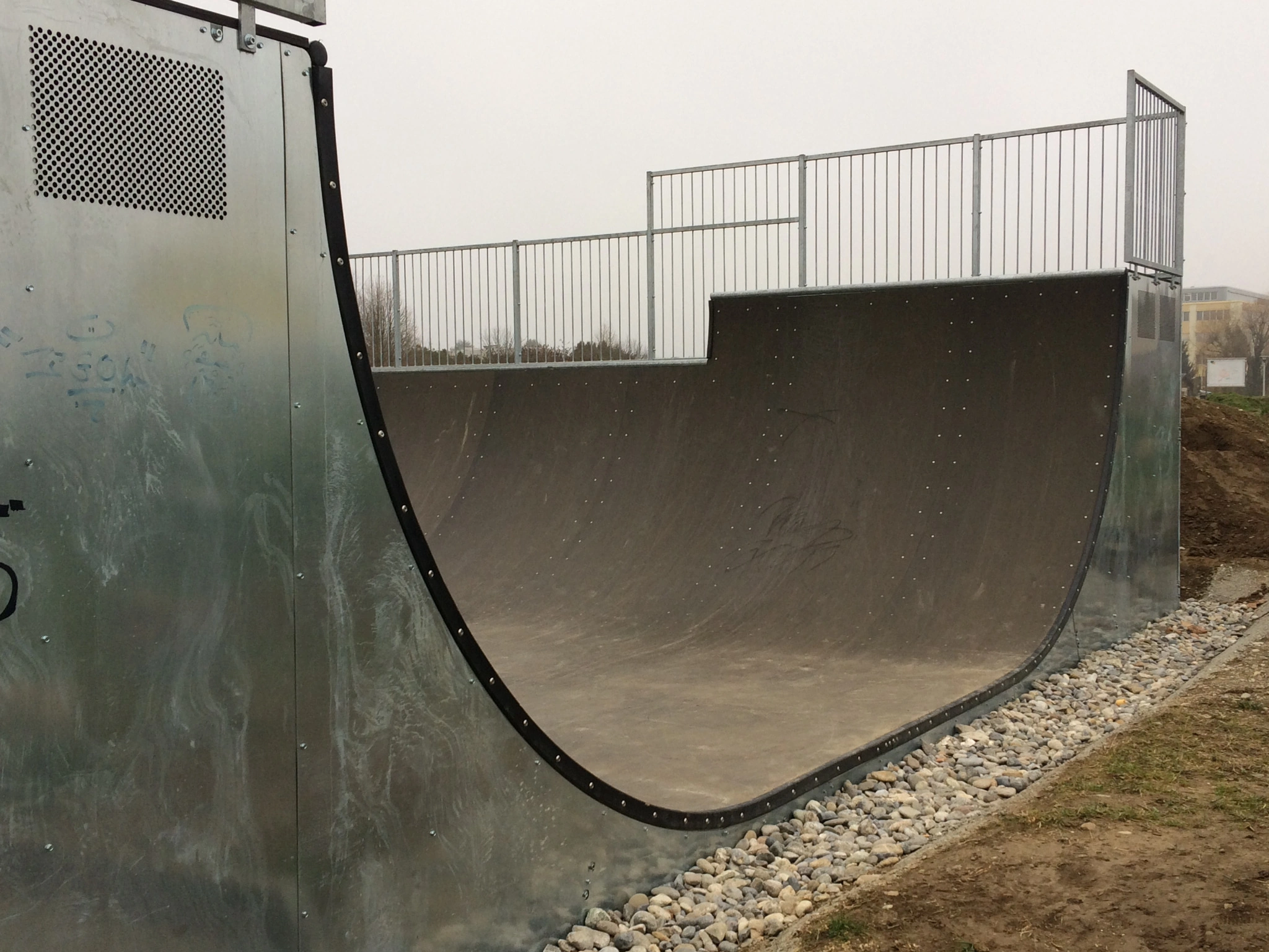 Impianto skate minirampa e spine a Plan-les-Ouates di Vertical Technik.
