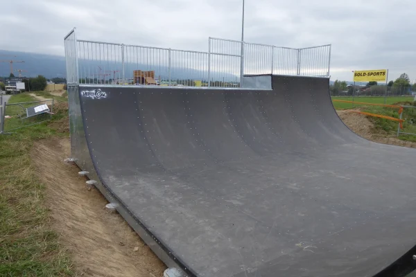 plan-les-ouates-miniramp-spine-ansicht-01 Miniramp- und Spine-Skateanlage in Plan-les-Ouates von Vertical Technik.