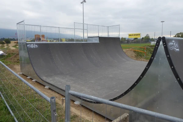 plan-les-ouates-miniramp-spine-ansicht-02 Miniramp- und Spine-Skateanlage in Plan-les-Ouates von Vertical Technik.