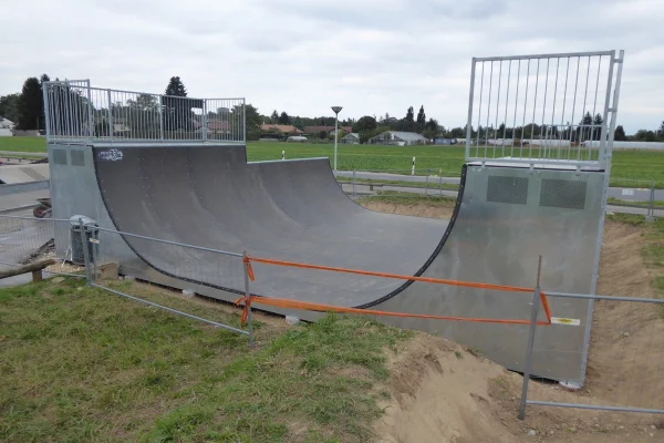plan-les-ouates-miniramp-spine-gesamtansicht Miniramp- und Spine-Skateanlage in Plan-les-Ouates von Vertical Technik.