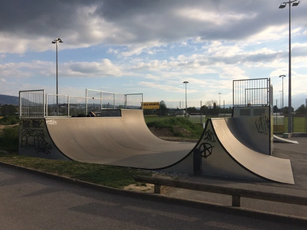 Miniramp and spine skate facility in Plan-les-Ouates by Vertical Technik.