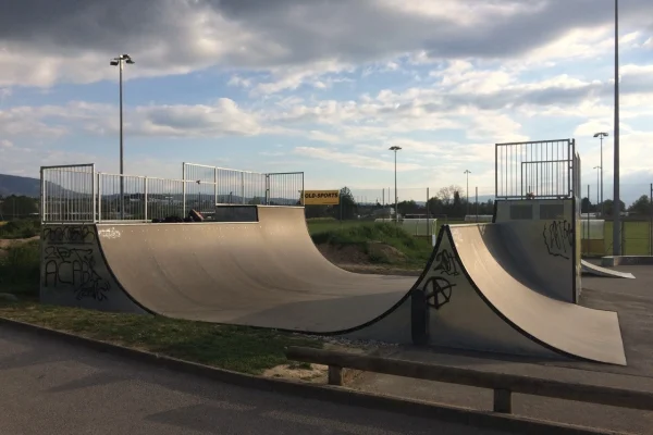 plan-les-ouates-miniramp-spine-graffiti Miniramp- und Spine-Skateanlage in Plan-les-Ouates von Vertical Technik.
