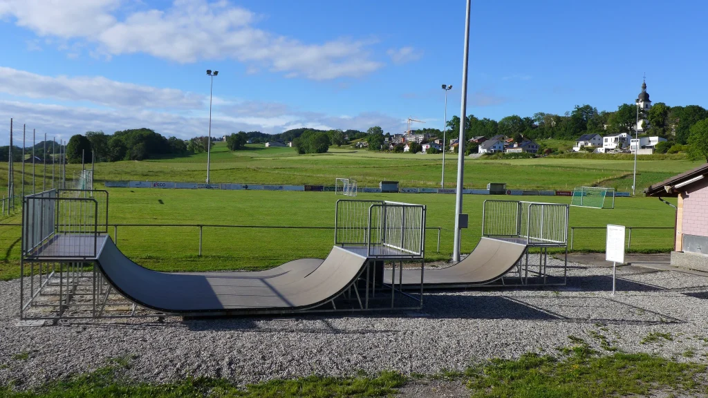 Mini Ramp with Wave in Remaufens Skate Park