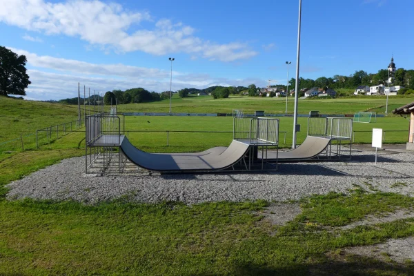 Mini Ramp with Wave in Remaufens Skate Park