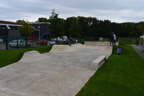 Impressions de l'inauguration et de l'utilisation du skatepark en béton de Mutzig.