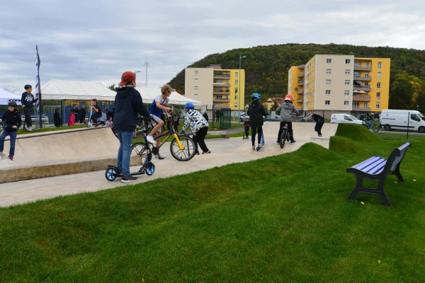 Impressions de l'inauguration et de l'utilisation du skatepark en béton de Mutzig.