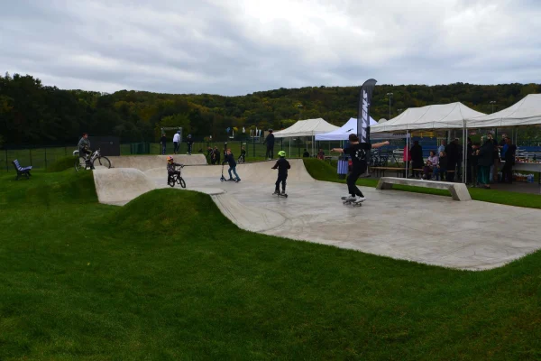 Impressions de l'inauguration et de l'utilisation du skatepark en béton de Mutzig.