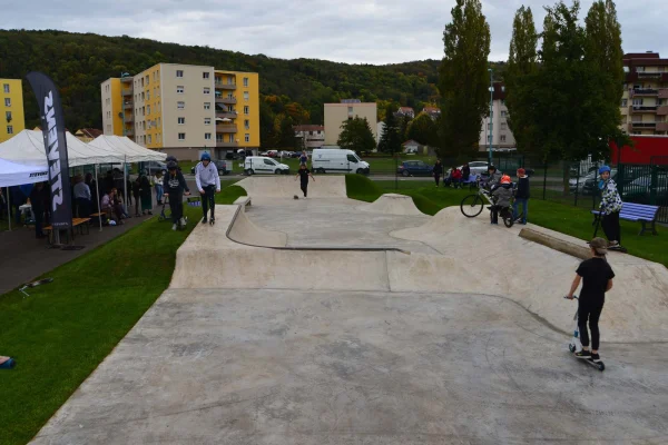 Impressions de l'inauguration et de l'utilisation du skatepark en béton de Mutzig.