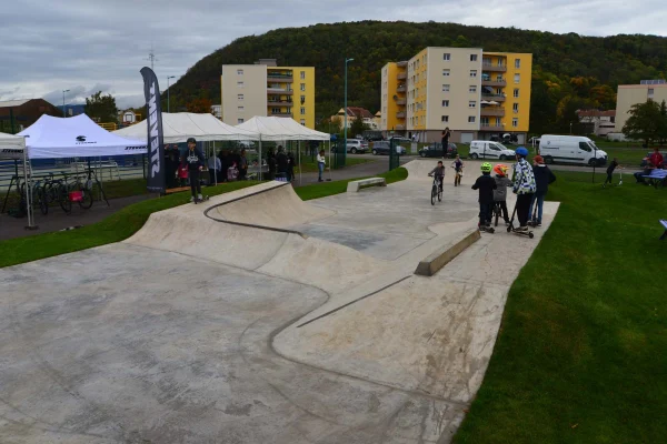 Impressions de l'inauguration et de l'utilisation du skatepark en béton de Mutzig.