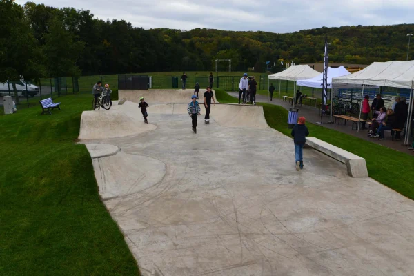 Impressions de l'inauguration et de l'utilisation du skatepark en béton de Mutzig.