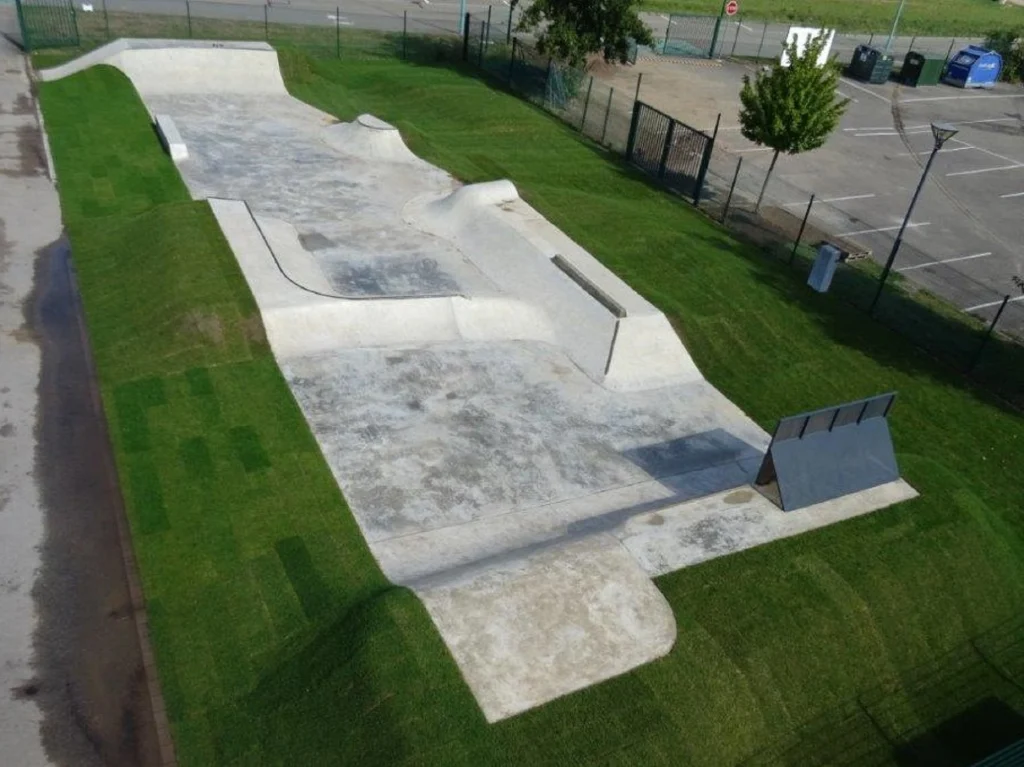 Impressions de l'inauguration et de l'utilisation du skatepark en béton de Mutzig.