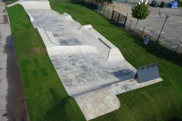 Impressions de l'inauguration et de l'utilisation du skatepark en béton de Mutzig.