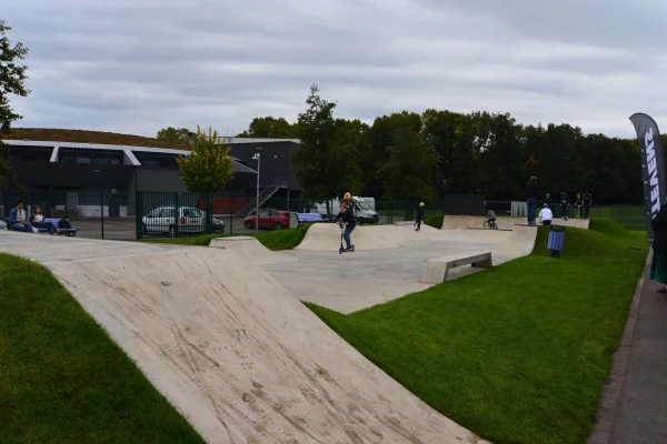 Impressions de l'inauguration et de l'utilisation du skatepark en béton de Mutzig.