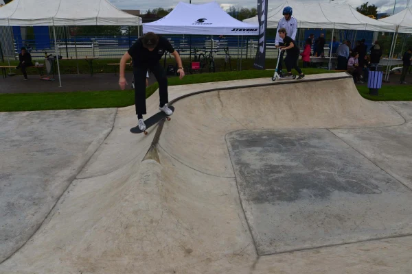 Impressions de l'inauguration et de l'utilisation du skatepark en béton de Mutzig.