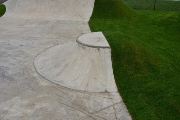 Impressions de l'inauguration et de l'utilisation du skatepark en béton de Mutzig.