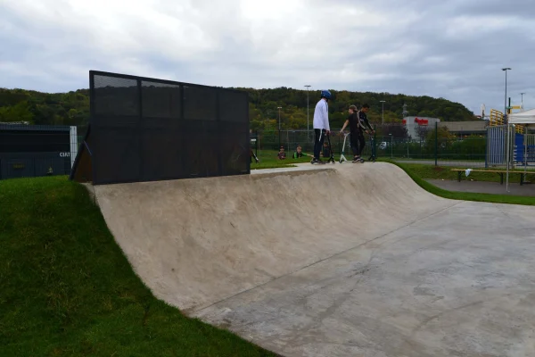 Impressions de l'inauguration et de l'utilisation du skatepark en béton de Mutzig.