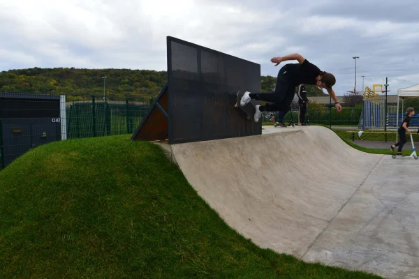 Impressions de l'inauguration et de l'utilisation du skatepark en béton de Mutzig.