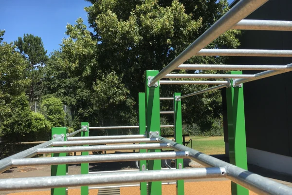 installation-de-street-workout-itingen-detail-monkey-bar Vue de l’installation de street workout à Itingen, BL.