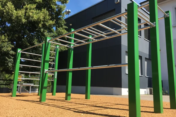 installation-de-street-workout-itingen-monkey-bar-vue-laterale Vue de l’installation de street workout à Itingen, BL.