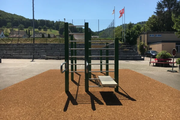 installation-de-street-workout-itingen-vue-arriere Vue de l’installation de street workout à Itingen, BL.
