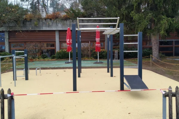 installation-de-street-workout-binningen-vue-de-face Vue de l’installation de street workout à Binningen, BL.