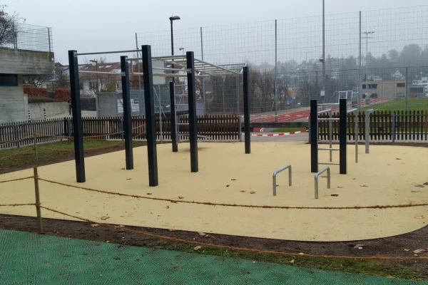installation-de-street-workout-binningen-vue-arrière Vue de l’installation de street workout à Binningen, BL.
