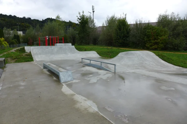 concrete-skatepark-thal-overall-view View of the concrete skatepark in Thal, SG.