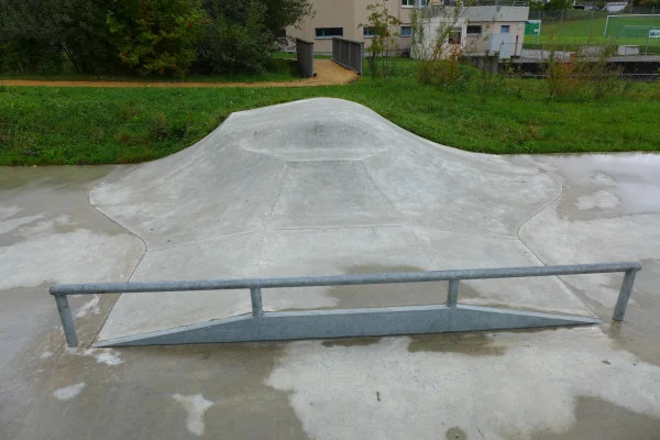 concrete-skatepark-thal-bump-front-view View of the concrete skatepark in Thal, SG.