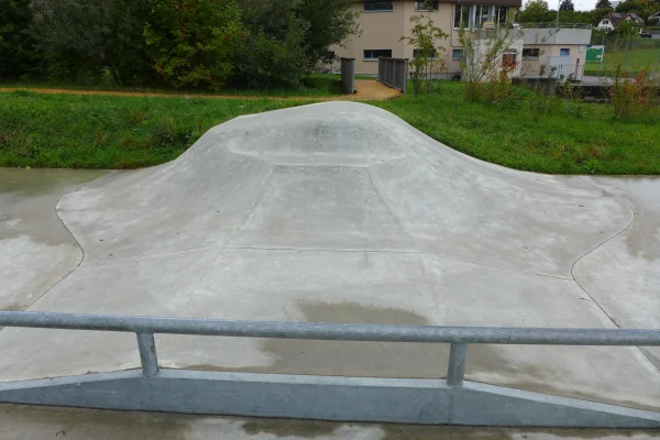 concrete-skatepark-thal-bump-with-rail View of the concrete skatepark in Thal, SG.