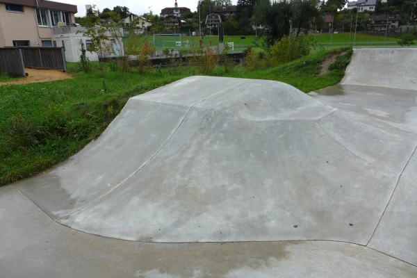 concrete-skatepark-thal-bump-side-view View of the concrete skatepark in Thal, SG.