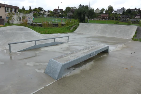 concrete-skatepark-thal-rail-and-ledge View of the concrete skatepark in Thal, SG.