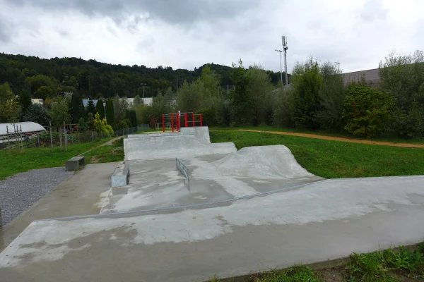 concrete-skatepark-thal-overview-top View of the concrete skatepark in Thal, SG.