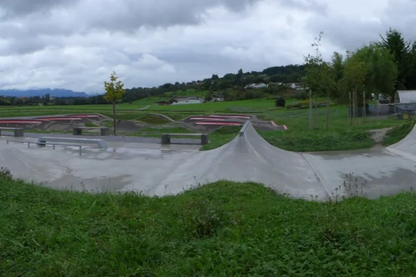 sports-park-thal-panorama View of the concrete skatepark in Thal, SG.