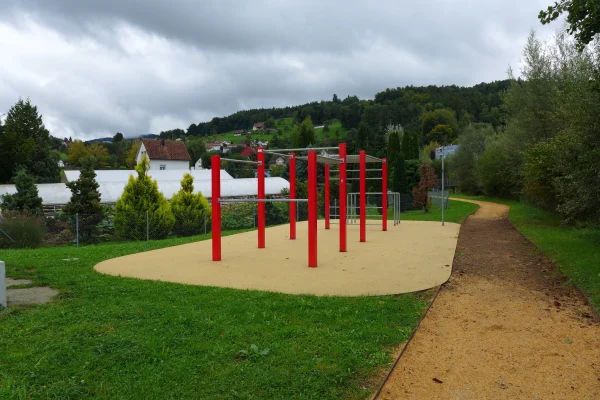 street-workout-thal-vue-avec-chemin Vue de l'installation de Street Workout à Thal, SG.