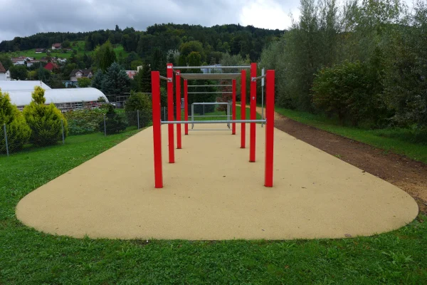 street-workout-thal-vue-de-face Vue de l'installation de Street Workout à Thal, SG.