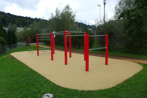 street-workout-thal-vue-arrière Vue de l'installation de Street Workout à Thal, SG.