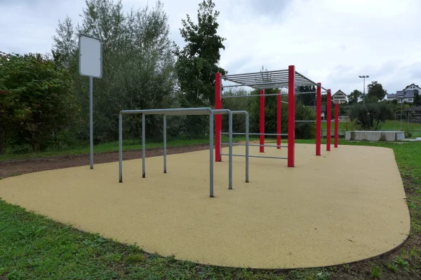 street-workout-thal-vue-latérale Vue de l'installation de Street Workout à Thal, SG.