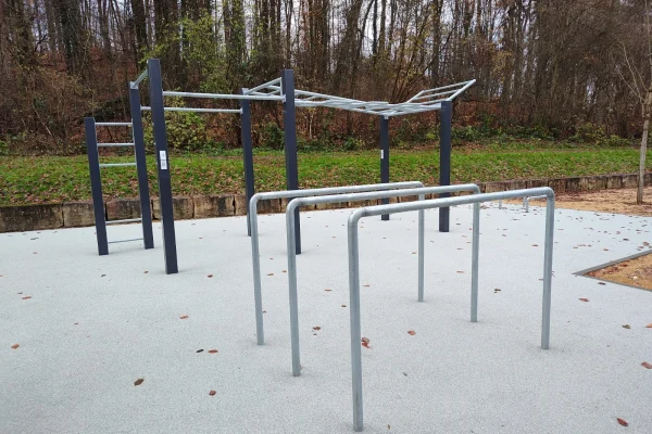 street-workout-bottmingen-parallel-bars View of the street workout facility in the exercise park, Bottmingen.