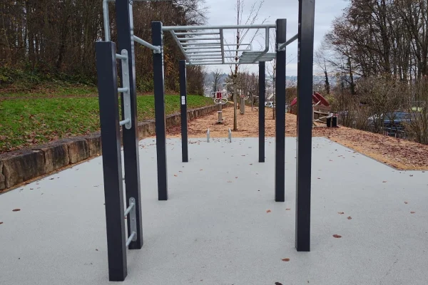 street-workout-bottmingen-see-through-view View of the street workout facility in the exercise park, Bottmingen.