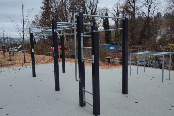 street-workout-bottmingen-front-view View of the street workout facility in the exercise park, Bottmingen.