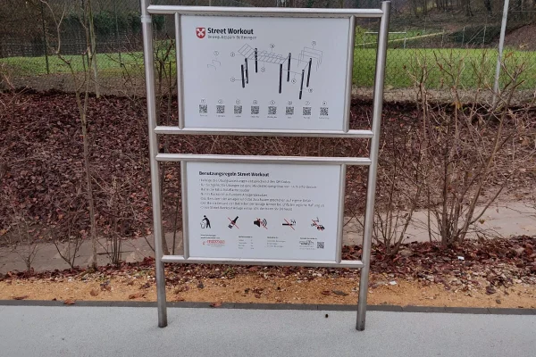 street-workout-bottmingen-information-board View of the street workout facility in the exercise park, Bottmingen.