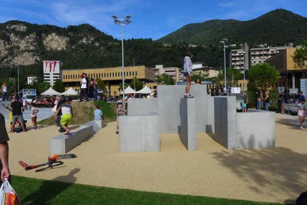 Impressions de l'inauguration du nouveau parc de loisirs avec skatepark, installation de parkour et de street workout à Mendrisio.