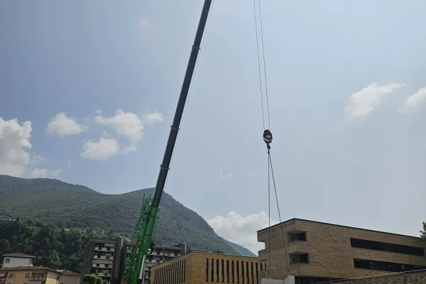 Aperçu des travaux de construction du nouveau parc de loisirs avec skatepark, installation de parkour et de street workout à Mendrisio.