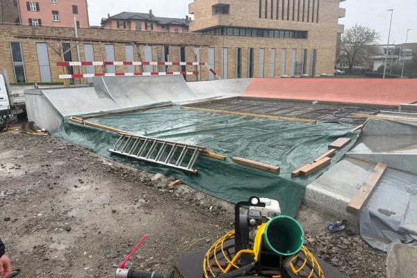 Aperçu des travaux de construction du nouveau parc de loisirs avec skatepark, installation de parkour et de street workout à Mendrisio.